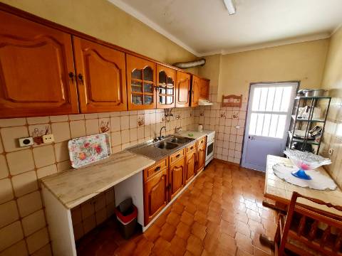 Moradia dividida em 3 Apartamentos perto da praia em Quarteira