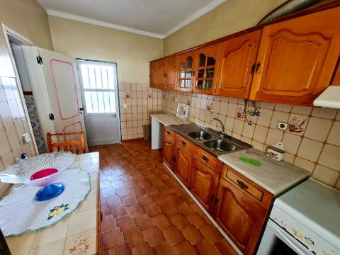 Moradia dividida em 3 Apartamentos perto da praia em Quarteira