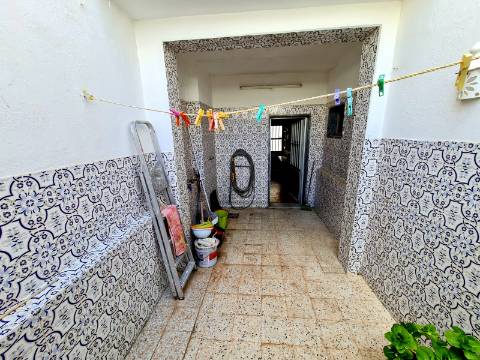 Moradia dividida em 3 Apartamentos perto da praia em Quarteira