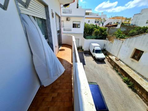 Moradia dividida em 3 Apartamentos perto da praia em Quarteira