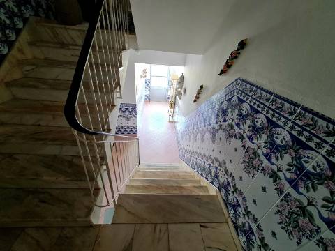 Moradia dividida em 3 Apartamentos perto da praia em Quarteira