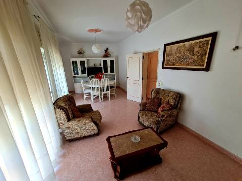 Moradia dividida em 3 Apartamentos perto da praia em Quarteira