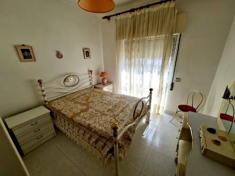 Moradia dividida em 3 Apartamentos perto da praia em Quarteira