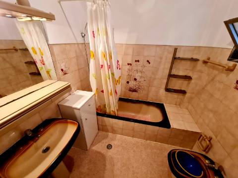 Moradia dividida em 3 Apartamentos perto da praia em Quarteira