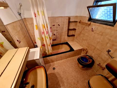 Moradia dividida em 3 Apartamentos perto da praia em Quarteira