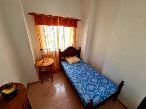 Moradia dividida em 3 Apartamentos perto da praia em Quarteira