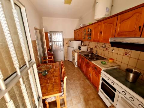 Moradia dividida em 3 Apartamentos perto da praia em Quarteira