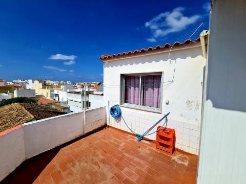 Moradia dividida em 3 Apartamentos perto da praia em Quarteira