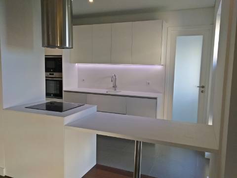 Apartamento T4 totalmente renovado, com box para 1 carro.