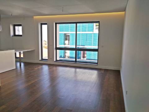 Apartamento T4 totalmente renovado, com box para 1 carro.