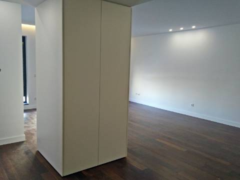 Apartamento T4 totalmente renovado, com box para 1 carro.