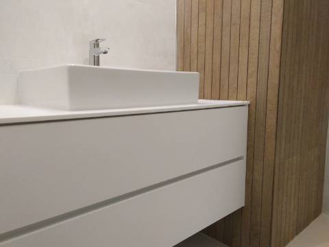 Apartamento T4 totalmente renovado, com box para 1 carro.