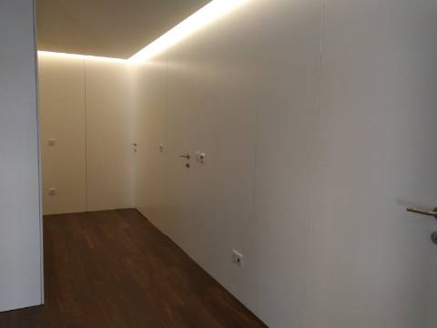 Apartamento T4 totalmente renovado, com box para 1 carro.