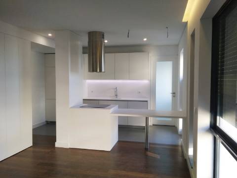 Apartamento T4 totalmente renovado, com box para 1 carro.