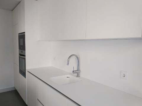 Apartamento T4 totalmente renovado, com box para 1 carro.