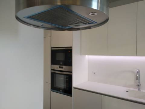 Apartamento T4 totalmente renovado, com box para 1 carro.