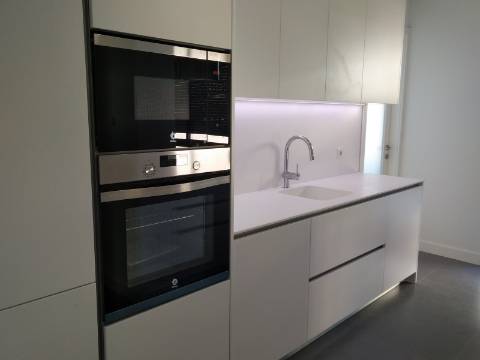 Apartamento T4 totalmente renovado, com box para 1 carro.