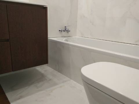 Apartamento T4 totalmente renovado, com box para 1 carro.