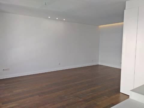 Apartamento T4 totalmente renovado, com box para 1 carro.