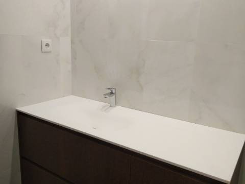 Apartamento T4 totalmente renovado, com box para 1 carro.