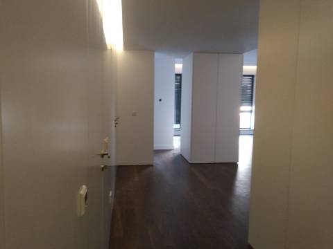 Apartamento T4 totalmente renovado, com box para 1 carro.