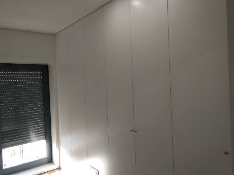 Apartamento T4 totalmente renovado, com box para 1 carro.