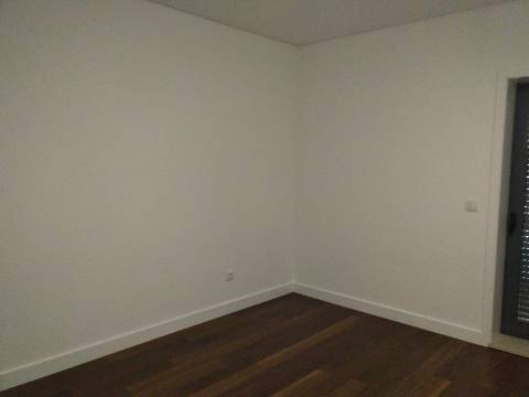 Apartamento T4 totalmente renovado, com box para 1 carro.