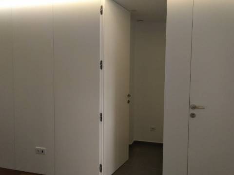 Apartamento T4 totalmente renovado, com box para 1 carro.