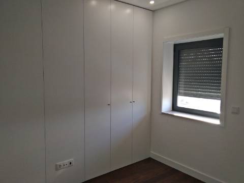 Apartamento T4 totalmente renovado, com box para 1 carro.