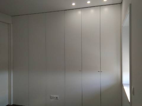 Apartamento T4 totalmente renovado, com box para 1 carro.