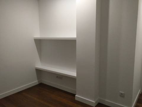 Apartamento T4 totalmente renovado, com box para 1 carro.