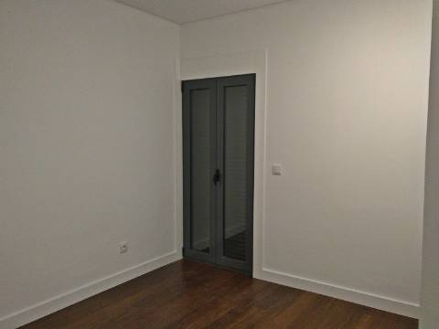 Apartamento T4 totalmente renovado, com box para 1 carro.