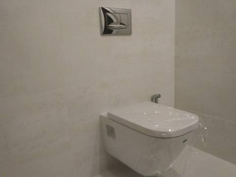 Apartamento T4 totalmente renovado, com box para 1 carro.