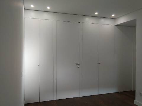 Apartamento T4 totalmente renovado, com box para 1 carro.