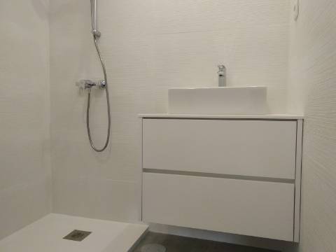 Apartamento T4 totalmente renovado, com box para 1 carro.