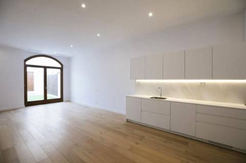 Moradia em banda T4 , perto da praia.