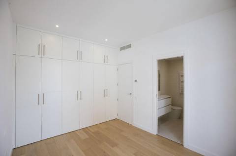 Moradia em banda T4 , perto da praia.