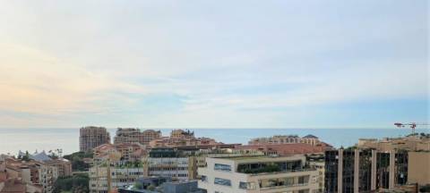 Belo apartamento com vista para o mar e vista para a rocha