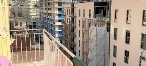 Belo apartamento com vista para o mar e vista para a rocha