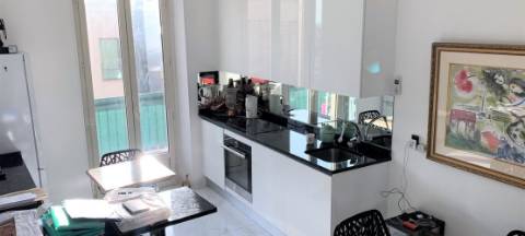 Belo apartamento com vista para o mar e vista para a rocha