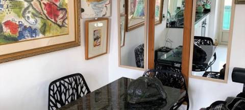 Belo apartamento com vista para o mar e vista para a rocha