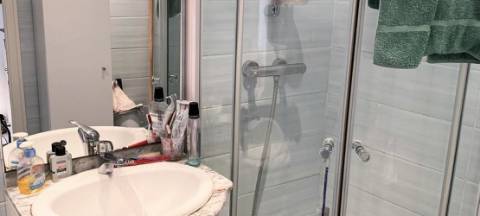 Belo apartamento com vista para o mar e vista para a rocha