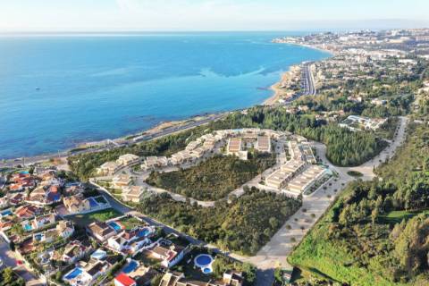 Moradia geminada T4, com parqueamento.