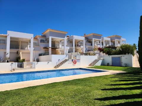 Moradia V2+1 em condomínio com Piscina em zona calma de Albufeira