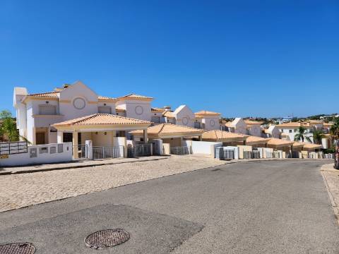 Moradia V2+1 em condomínio com Piscina em zona calma de Albufeira