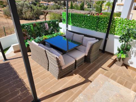 Moradia V2+1 em condomínio com Piscina em zona calma de Albufeira