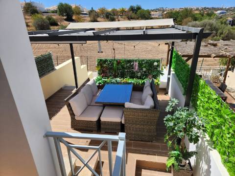 Moradia V2+1 em condomínio com Piscina em zona calma de Albufeira