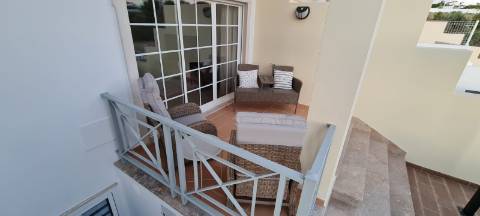 Moradia V2+1 em condomínio com Piscina em zona calma de Albufeira