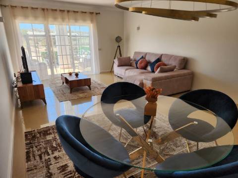 Moradia V2+1 em condomínio com Piscina em zona calma de Albufeira