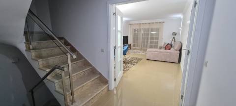 Moradia V2+1 em condomínio com Piscina em zona calma de Albufeira